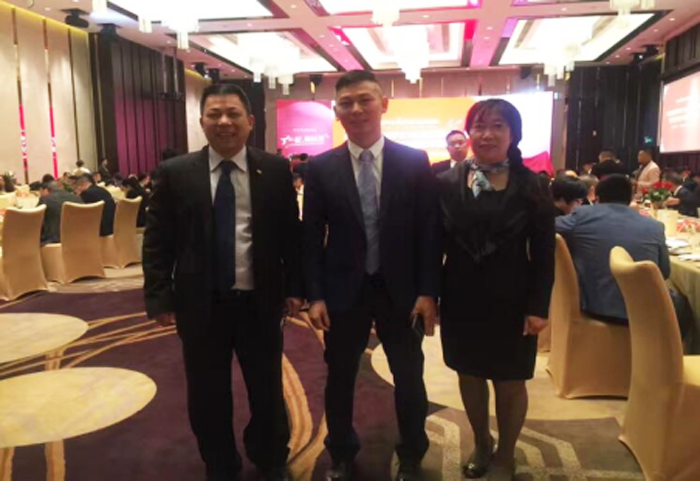 南方略董事長劉祖軻與皮阿諾櫥柜公司領導合影 南方略董事長劉祖軻與皮阿諾櫥柜公司領導合影