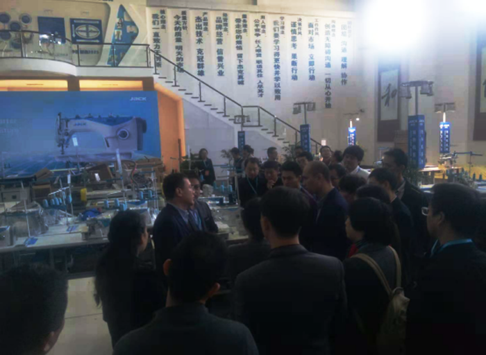 杰克王總在展廳給團隊介紹杰克研發體系