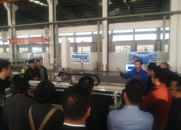 杰克裁斷機車間講解員介紹裁斷機知識