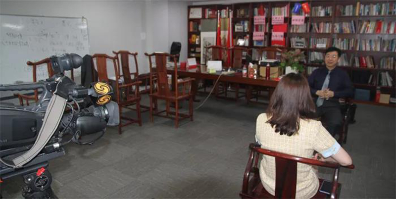 鳳凰衛視采訪南方略咨詢集團首席經濟學家戴欣明老師5