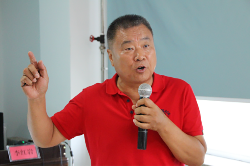 富爾農藝董事長張立做《富爾的戰略發展與體制改革》的主題演講