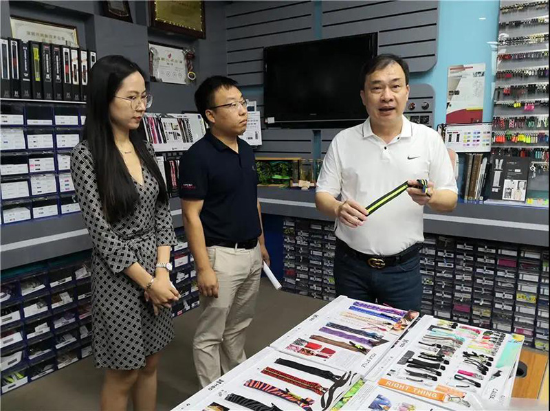 華圣達董事長黃詩華(右一)在介紹公司生產的定制拉鏈 華圣達董事長黃詩華(右一)在介紹公司生產的定制拉鏈