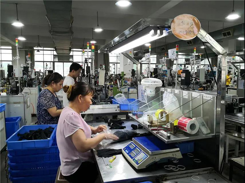 華圣達公司品質檢測人員在進行拉鏈檢測 華圣達公司品質檢測人員在進行拉鏈檢測